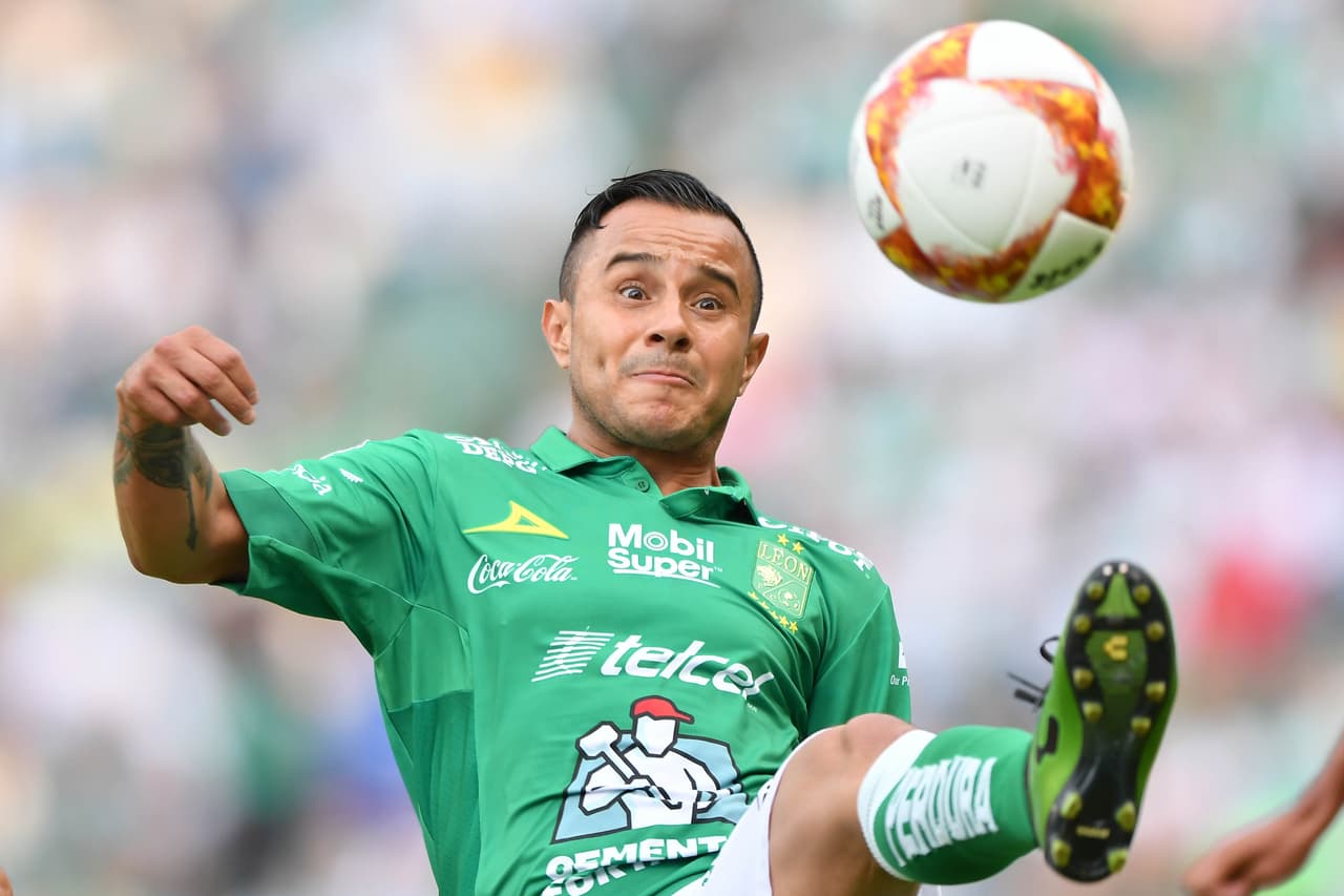 Luis Montes intentó ser el 'motor' de la media cancha para el conjunto esmeralda.