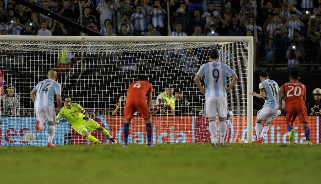 Argentina vence 1-0 a Chile con un penal de Messi y está en zona de clasificación directa