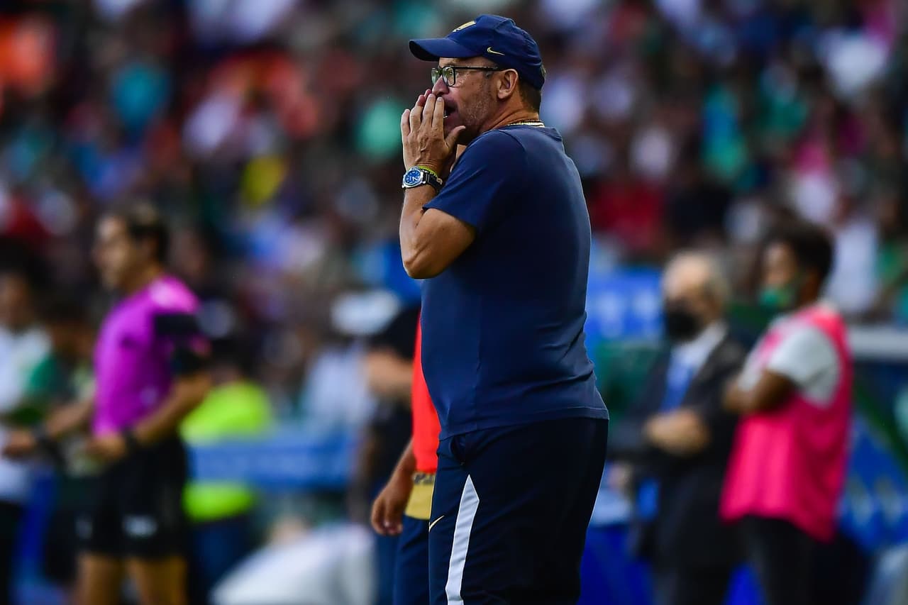 Andrés Lillini pide a Dani Alves al menos una de las copas que tiene para Pumas