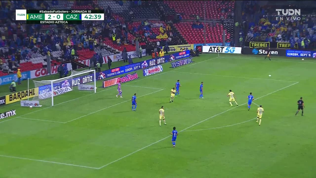 ¡CERCA! Alejandro Zendejas disparó que se estrella en el poste.