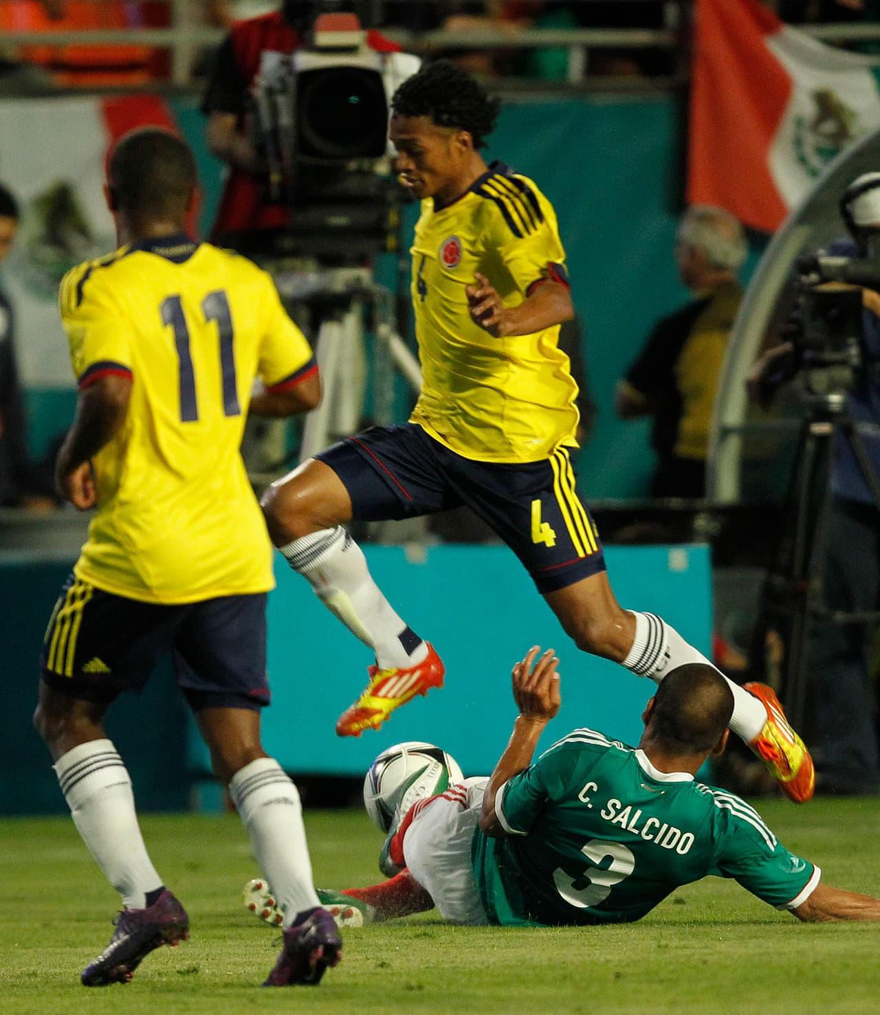 Cuadrado y James se convirtieron en pesadillas atacando por las bandas y con la posesión del balón y en una combinación de eso llegó el segundo gol colombiano.