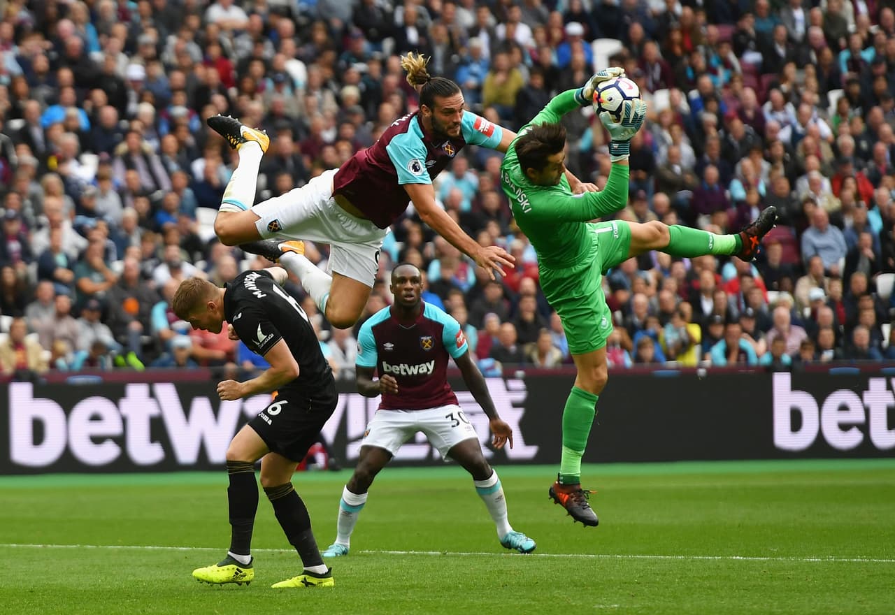 Carroll, en un intento por conectar de cabeza, terminó arrollando al portero Fabianski.