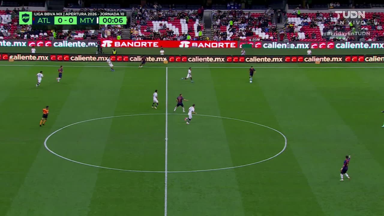 Arranca el partido y la pelota está en juego.