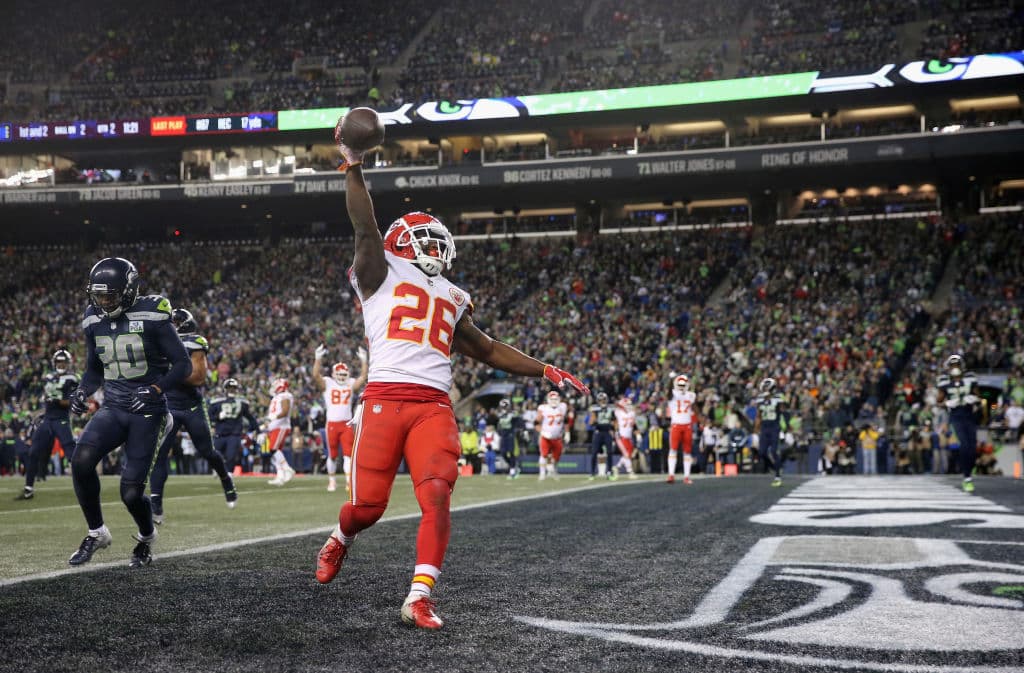 Pero en el segundo cuarto, los Chiefs respondieron y lo hicieron con pase de touchdown de Patrick Mahomes para Damien Williams, de dos yardas, para ponerse 10-7 arriba restando 11:21 en el medio.