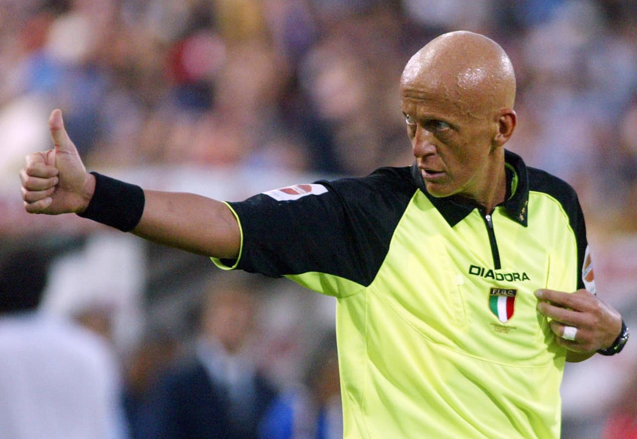 Al hablar de cabezas rapadas en el fútbol, es importante hacer mención de uno de los mejores árbitros de la historia: el italiano Pierluigi Collina, reconocido y respetado a nivel mundial.