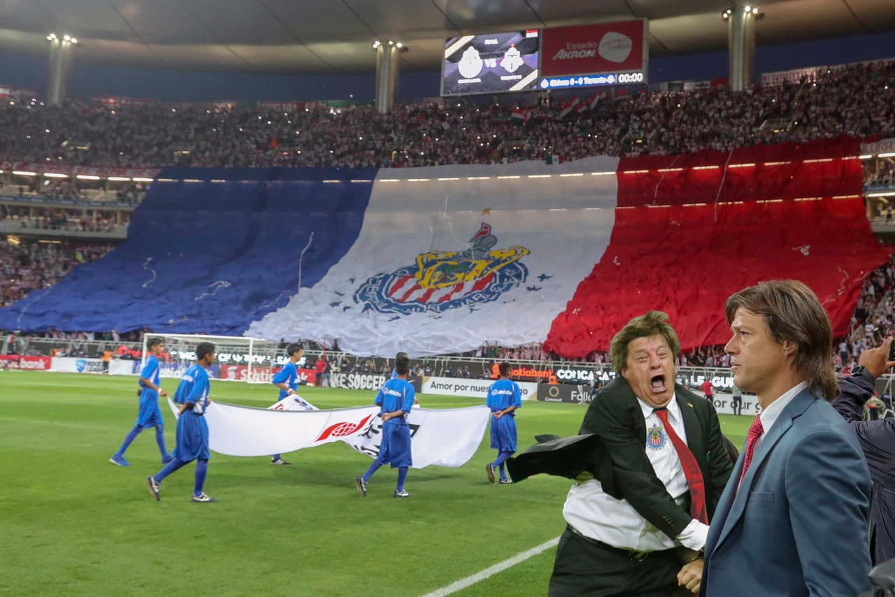 El equipo solo quería que su gente le ayudara a quitar a un intruso en un cuadro espectacular entre Matías Almeyda y la bandera gigante de su afición.