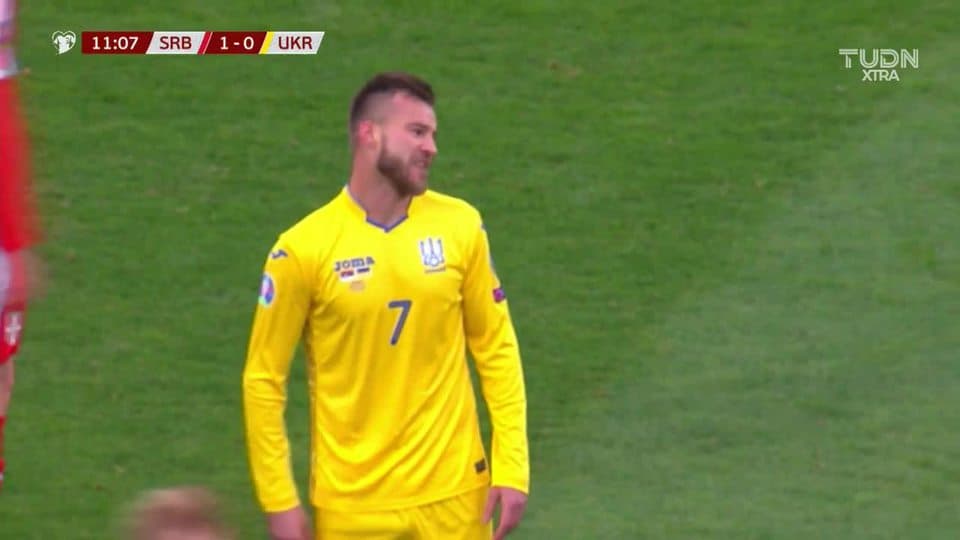 Tiro desviado de Andriy Yarmolenko