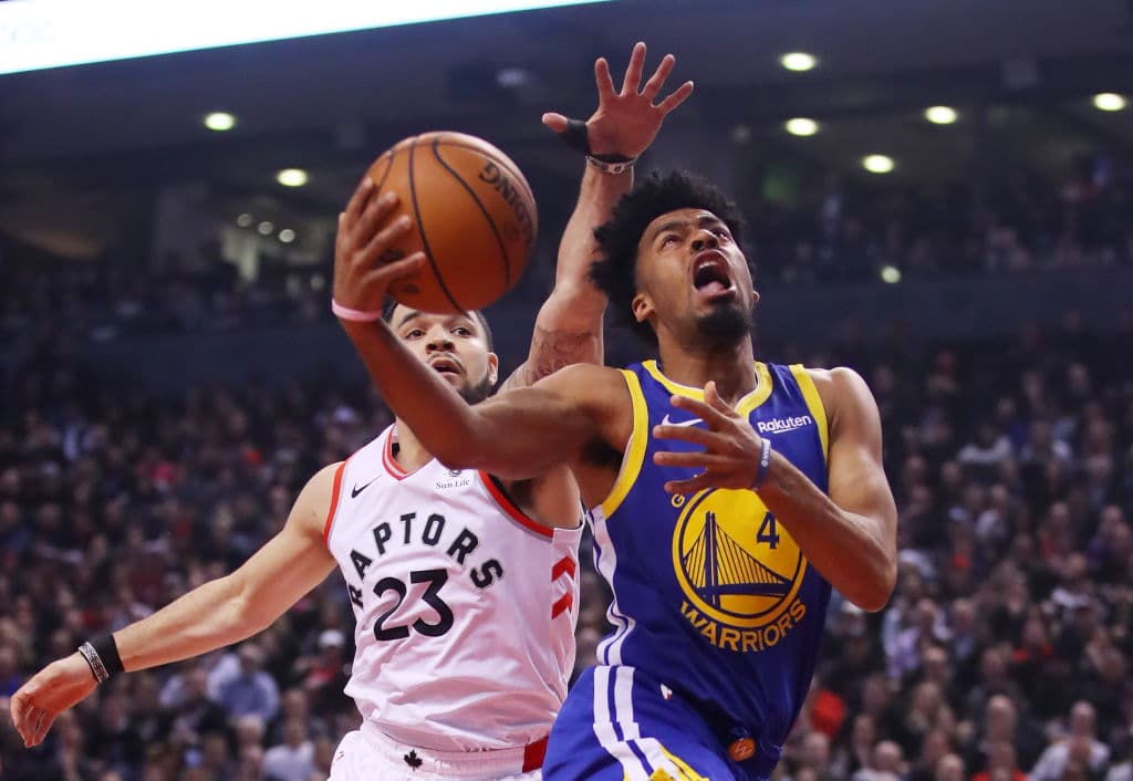 Quinn Cook (4) se escapó para jugada de falta y canasta y acercar a los Warriors a 36-34 en el segundo cuarto tras la falta que le cometiera Fred VanVleet #23 of de los Toronto Raptors.
