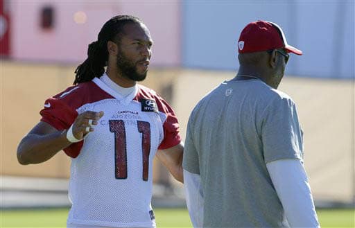 EL WR estelar del equipo, Larry Fitzgerald (#11), hablando con el entrenador de receptores Darryl Drake (AP-NFL).