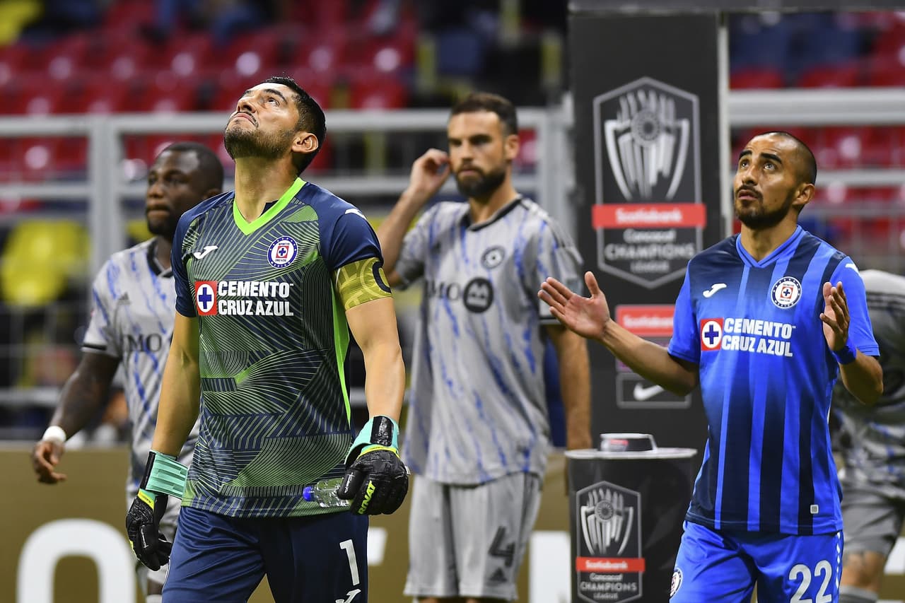 Antes del silbatazo inicial se guardó un minuto de silencio para crear consciencia sobre la violencia en el futbol tras la trifulca en el estadio Corregidora.