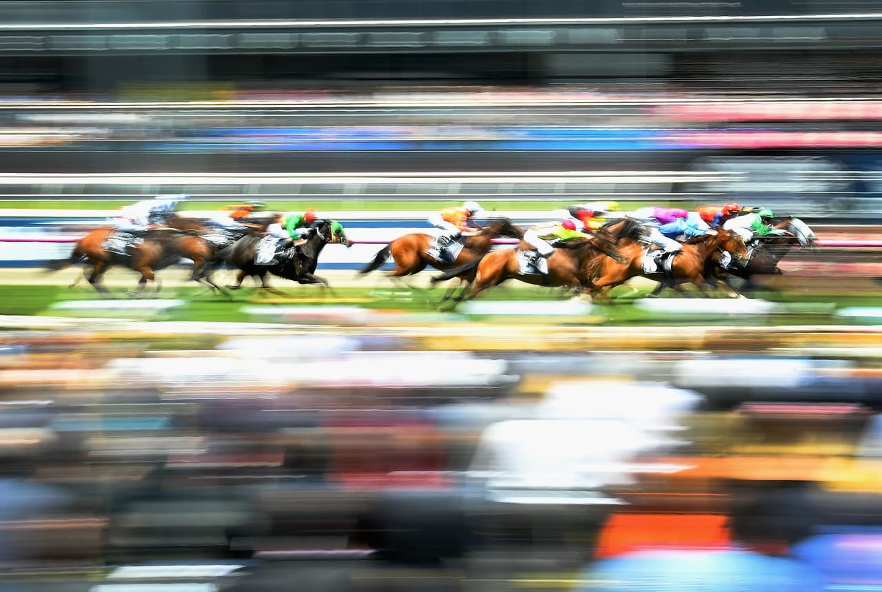 Esta imagen en el hipódromo de Flemington (Australia) capta la velocidad de los caballos y al tiempo el detalle de su movimiento.