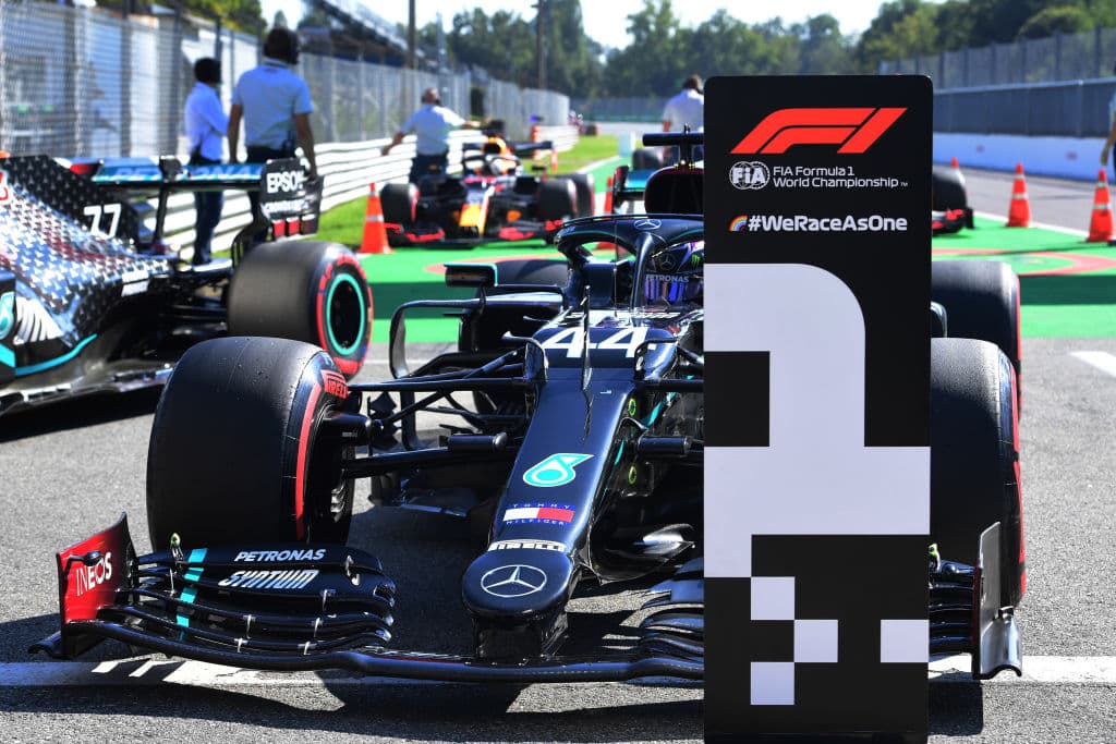 Hamilton consiguió la Pole en Monza; ‘Checo’ va de cuarto | Bottas y Sainz saldrán como segundo y tercero en el Gran Premio de Italia de la Formula 1.