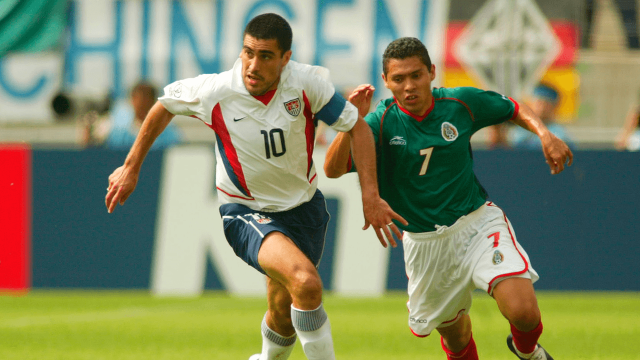 Claudio Reyna enfrenta a Ramón Morales en el partido original del "Dos a cero": Estados Unidos ante México en los Octavos de Final de la Copa del Mundo de 2002.
