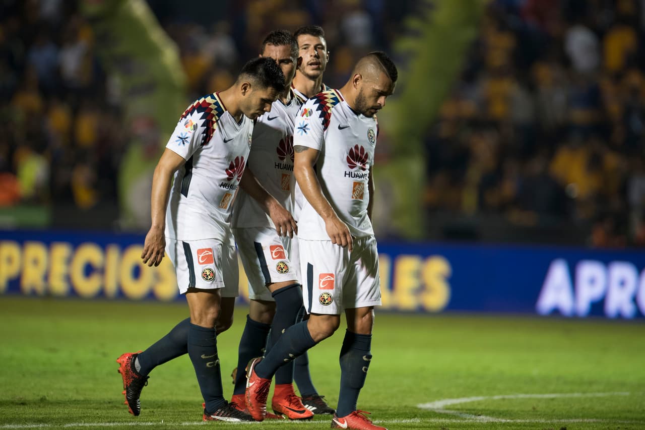 Guido Rodríguez sale del campo junto a sus compañeros al finalizar el primer tiempo. Rodríguez sería expulsado en la segunda parte por doble tarjeta de amonestación.