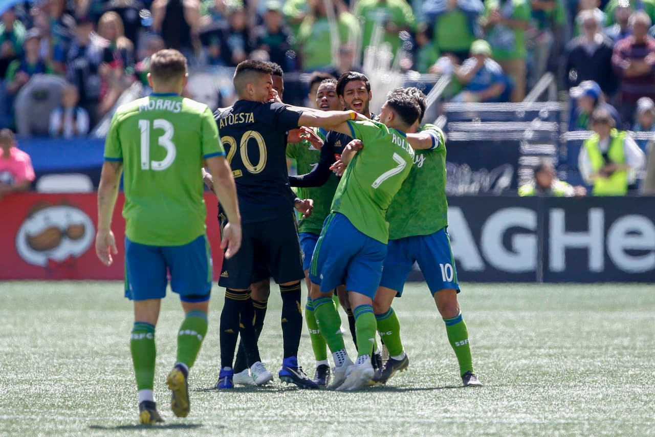 Por esta bronca Cristian Roldan (7) del Seattle Sounders, vio la tarjeta roja al minuto 21 del partido.