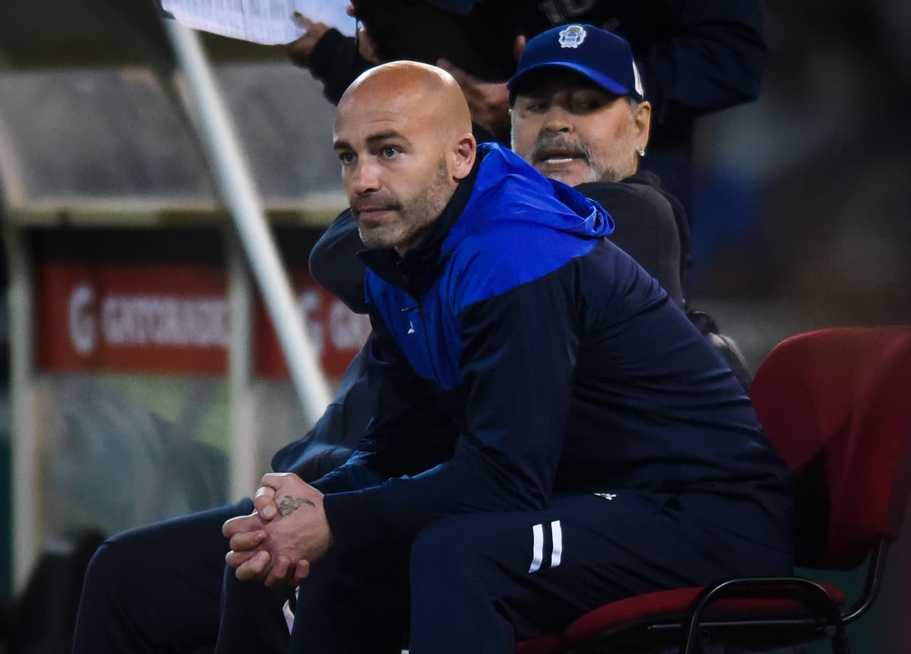 Sebastián Méndez, su asistente, siempre atento a lo que ocurre dentro del verde.