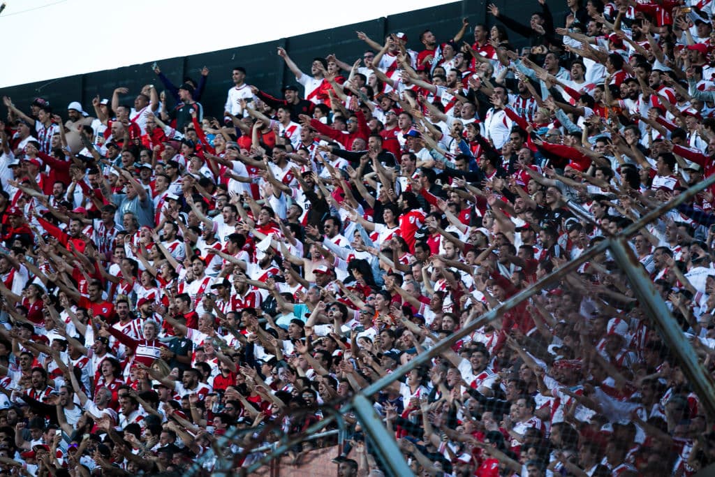Los fanáticos de River Plate esperaron varias horas por la final de la Copa Libertadores contra Boca Juniors, juego suspendido luego de la agresión al vehículo del equipo Xeneize camino al estadio.
