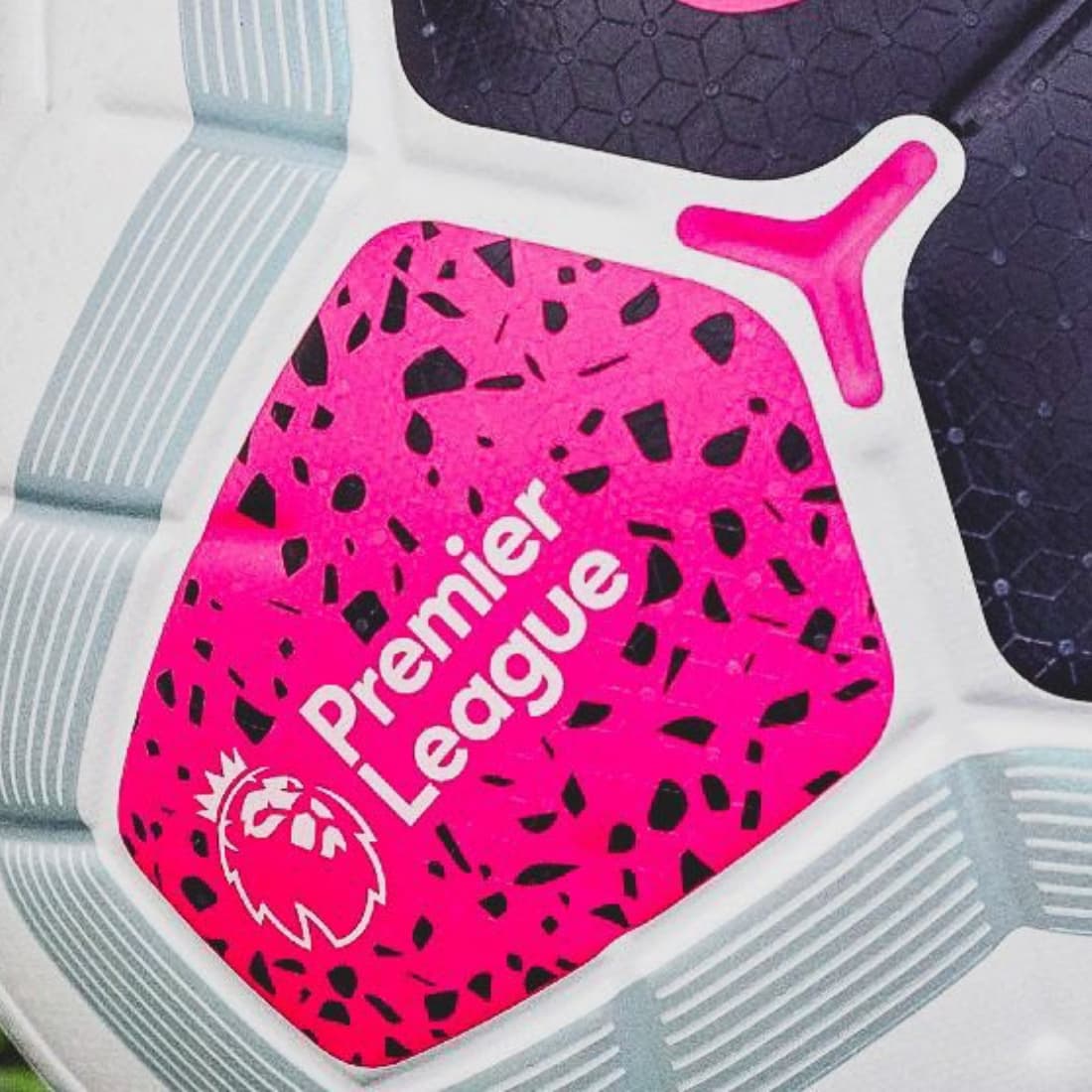 Con un diseño revolucionario, para lo que venía siendo, la Premier League anunció su nueva pelota para la próxima temporada la cual vuelve a tener le blanco como protagonista, pero esta vez los detalles son rosa, negro y gris.
