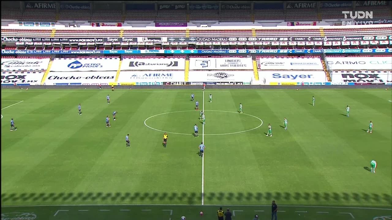 Arranca el partido y la pelota está en juego.
