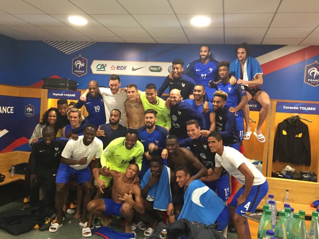 En Francia, Antoine Griezzman compartió la imagen de los festejos de la Selección tras asegurar su lugar en Rusia 2018.