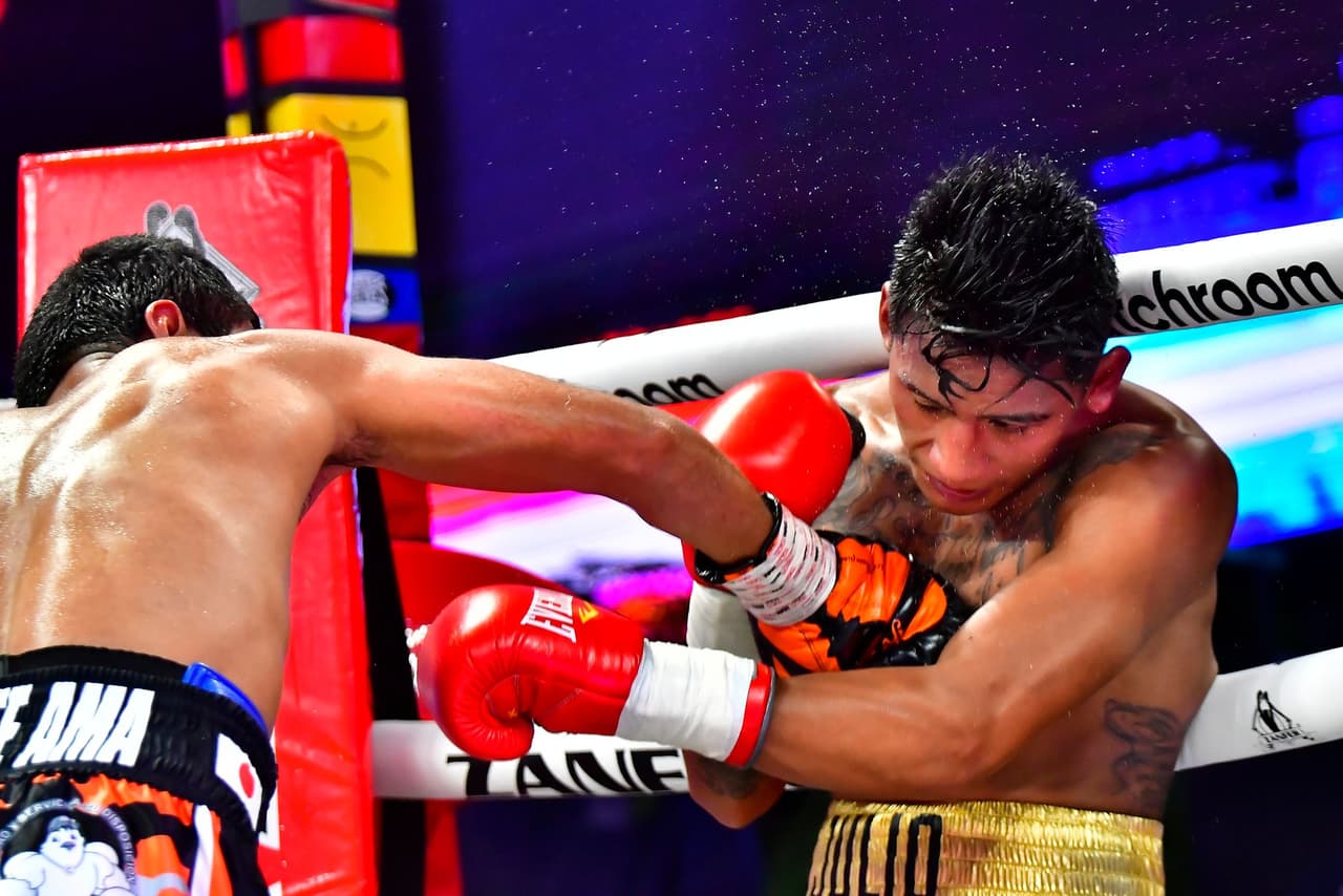 El nicaragüense retuvo el título Supermosca de la Asociación Mundial de Boxeo por decisión unánime. Con tarjetas de 118-110, 116-112 y 117-111, el retador hizo un combate serio, pero no le alcanzó.