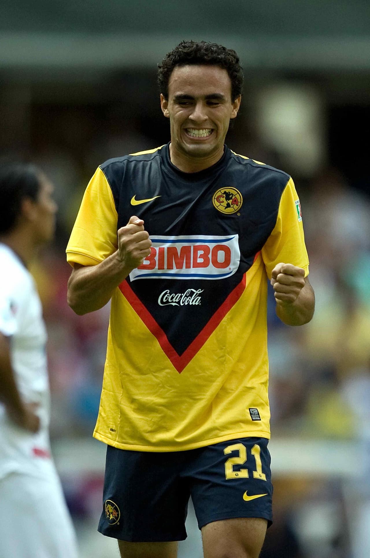 El debut de Enrique Esqueda llegó en el 2006 con el América y allí paso cinco años, logrando 44 anotaciones y un llamado al Tri.