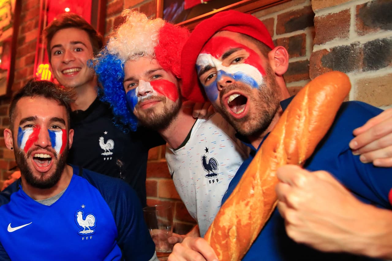 En Sídney (Australia), los fanáticos celebran la obtención del título mundial de fútbol por parte de la selección de Francia.