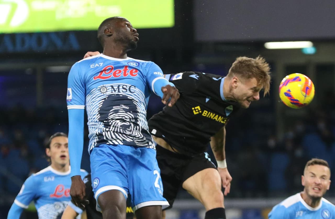 Con doblete de Mertens y goles de Zielinski y Ruiz Peña, el Napoli golea a la Lazio 4-0 durante la jornada 14 en la Serie A. Se le rindió homenaje a Diego Armando Maradona previo al encuentro y el mexicano Hirving Lozano jugó 65 minutos, pues salió por pisotón en la pierna.