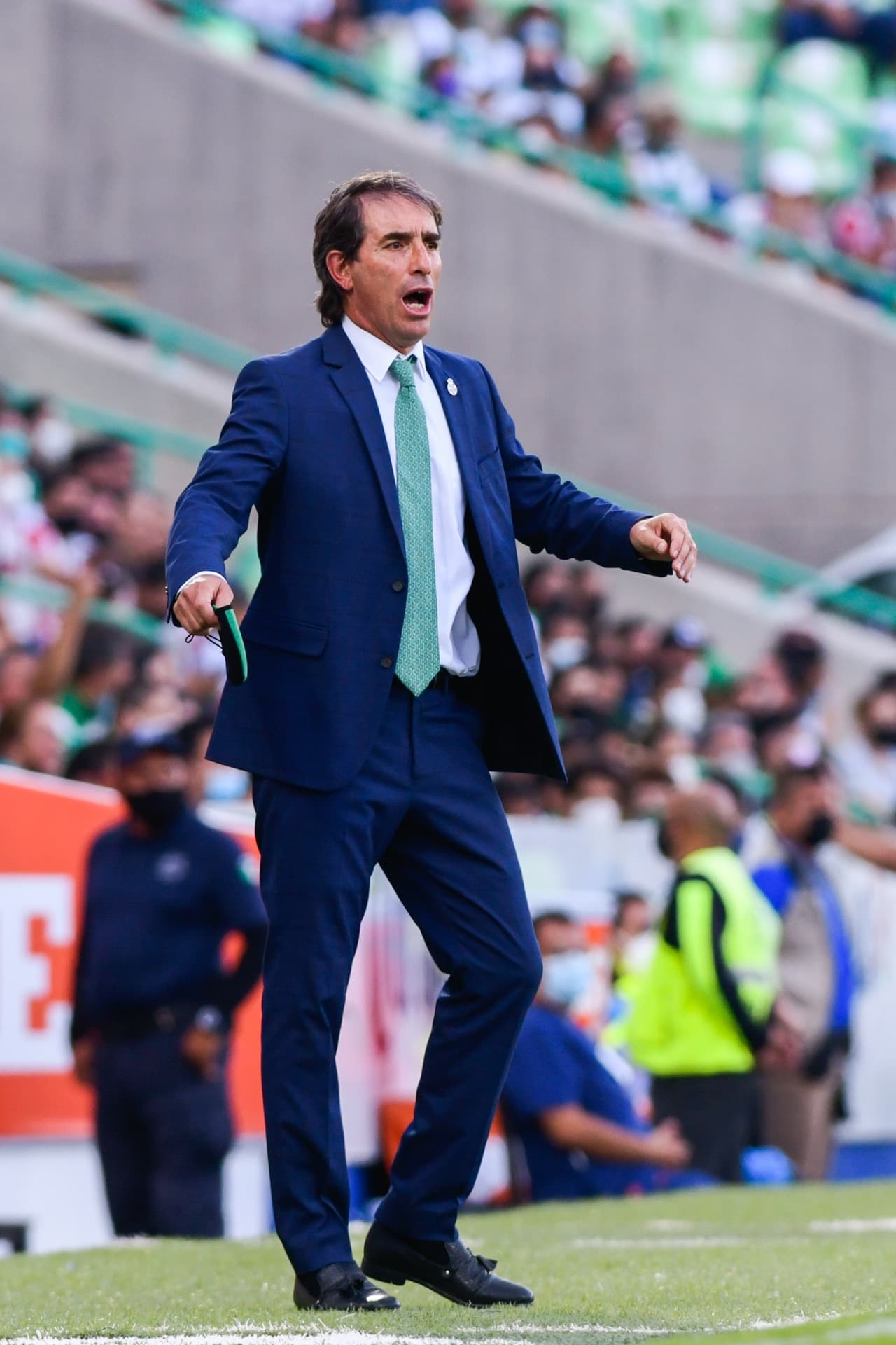 Guillermo Alamada, fue a su costumbre, estuvo muy intenso en la banca e incluso pateó un banco tras la falla de Ocejo.