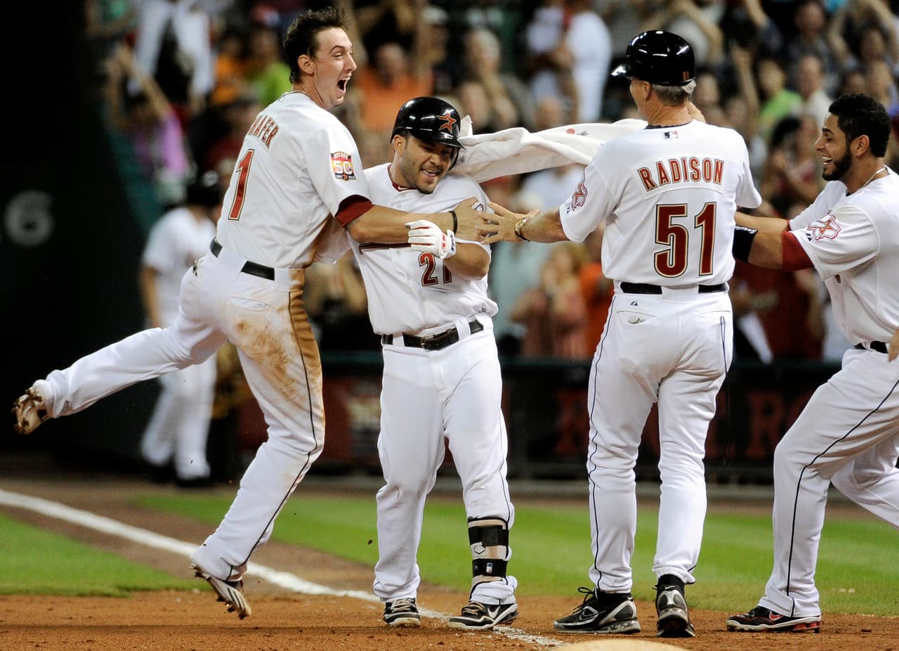 Jordan Schafer, Fernando Martinez y Dan Radison celebran su palo al jardín. Es muy querido por sus compañeros.