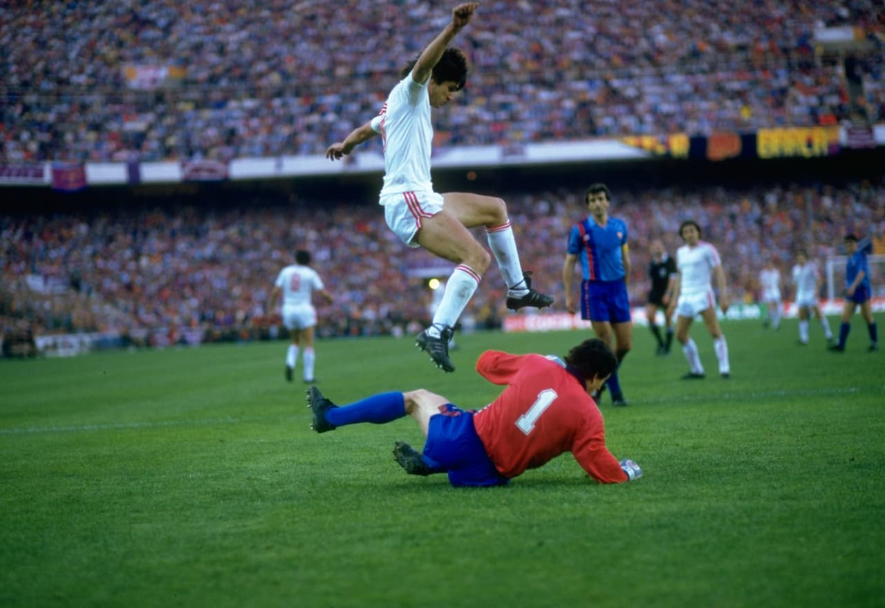 7) STEAUA BUCAREST | Es el equipo más exitoso del fútbol de Rumanía, y en 1986 conquistó el título europeo, jugando la final contra el Barcelona, mismo año en que consiguió el registro de 39 partidos invicto.