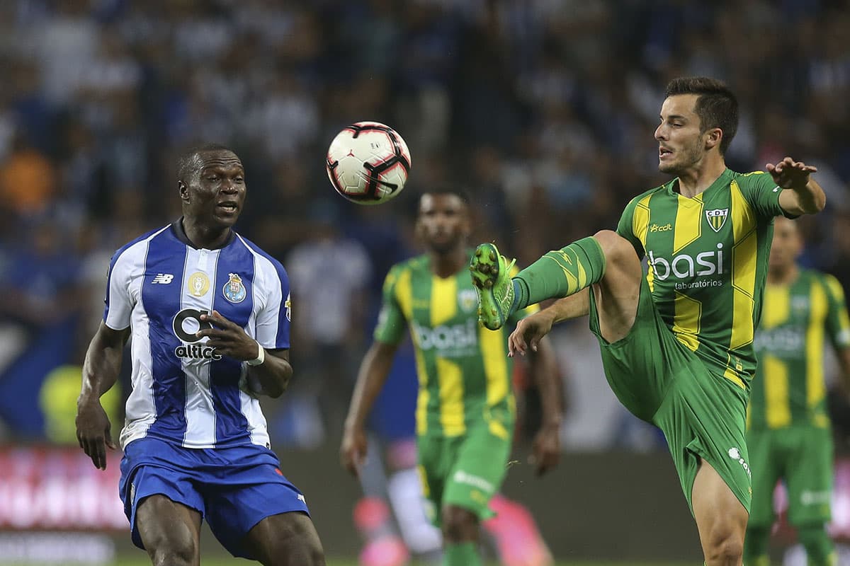 El Tondela jugó a defenderse y tuvo en el defensa central David Bruno (derecha) la clave para mantener el cero en gran parte del juego.