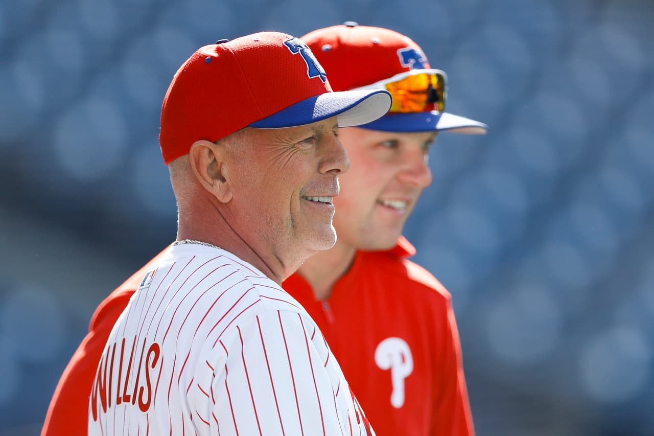 Bruce Willis, de 64 años y recordado por su papel en 'Duro de matar' entre otros filmes, vivió un gran ridículo en el lanzamiento previo al juego de Philadelphia Phillies y Milwaukee Brewers, cuando la bola ni siquiera llegó al receptor, lo que causó el abucheo del estadio, a pesar del buen ánimo del actor en medio del incidente.