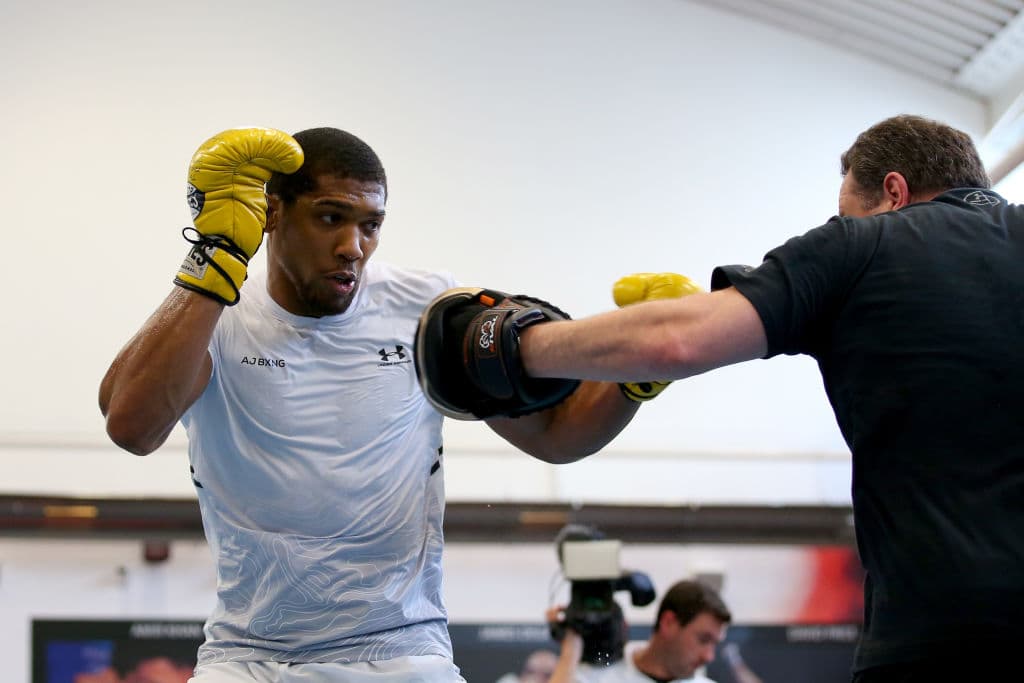 El exboxeador mexicano Marco Antonio Barrera, reconocido en Inglaterra por su victoria sobre el 'Príncipe' Naseem Hamed en 2001, regaló un par de guantes amarillos al campeón invicto FIB, IBO, y AMB de peso completo previo a su pelea con Joseph Parker el próximo 31 de marzo.