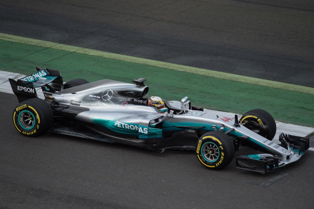 Horas antes de mostrar el auto a la prensa y fotógrafos, fue el tricampeón 
<b>Lewis Hamilton</b> (campeón en 2014 y 2015) quien salió a pista en el W08.
