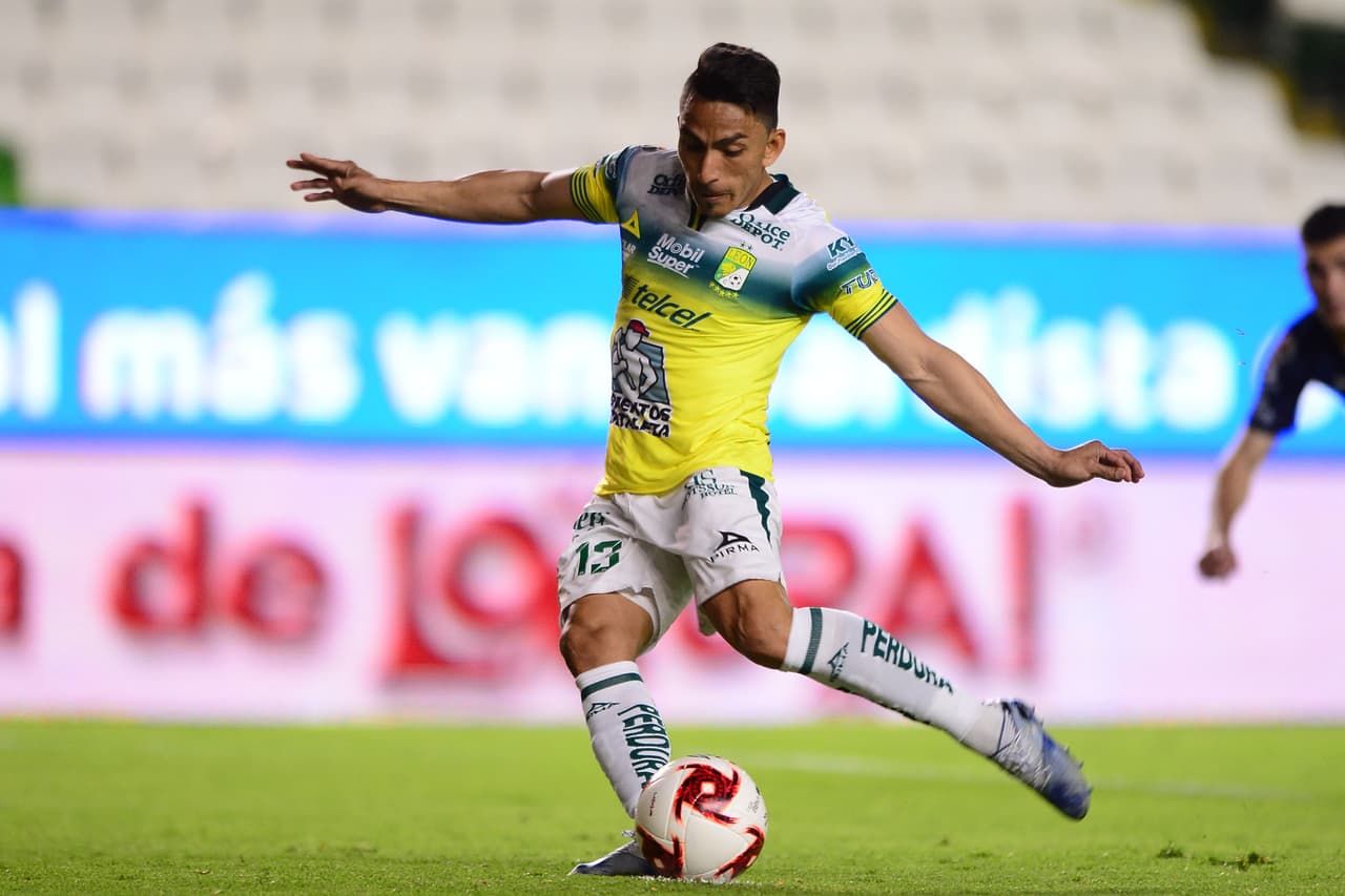 Sin dudarlo, se decretó penal, pero Ángel Mena voló su disparo.