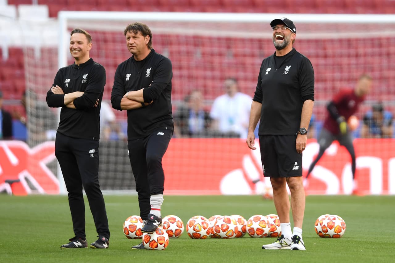Liverpool vive las últimas horas previas a la Final de la UEFA Champions League con alegría e incluso la presencia de Andrea Pirlo en su reconocimiento del campo del Metropolitano. Los dirigidos por Jürgen Klopp ultimaron detalles en una sesión de entrenamiento con acceso a la prensa.