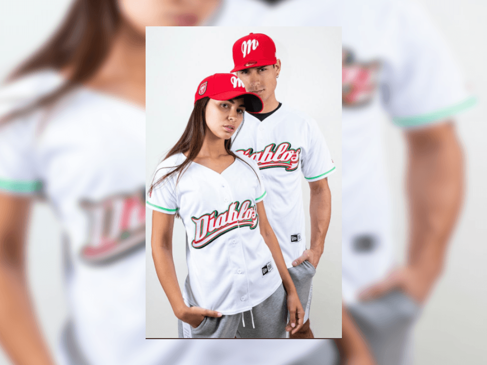 En esta nueva campaña, los Diablos Rojos estrenan cuatro modelos diferentes, el blanco y el rojo se utilizarán para las giras, mientras que las dos versiones especiales muestran el blanco con camuflaje y el rosa con filos blancos.