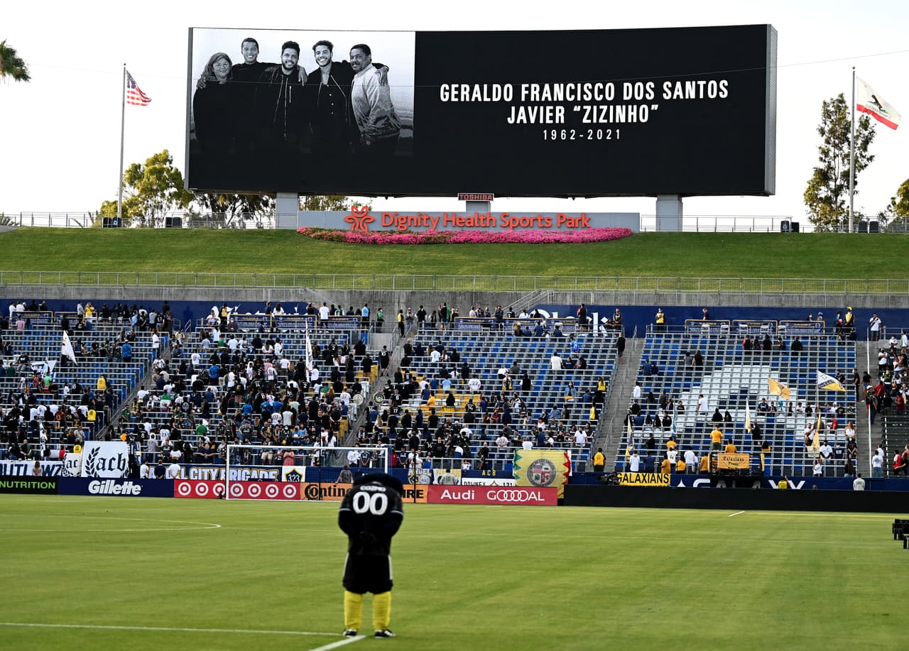 El recuerdo de la familia Dos Santos estuvo presente en el Dignity Health Sports Park.
<br>