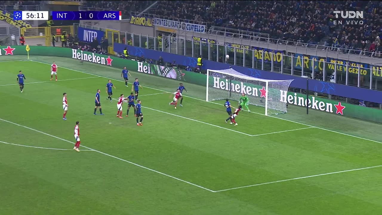 ¡TIRO ATAJADO! disparo por Bukayo Saka.