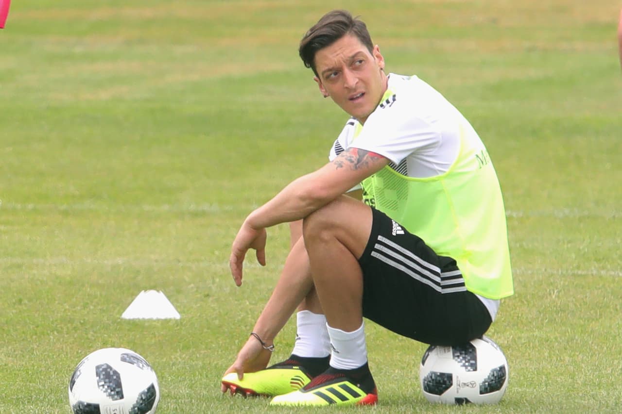 El alemán Mesut Ozil fue descubierto fumando en un yate durante unas vacaciones.