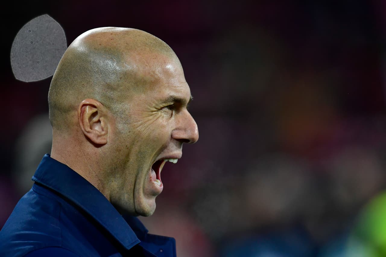 La desesperación de Zidane es evidente tras el mal paso del equipo, muy lejos de los grandes resultados logrados en el torneo pasado.