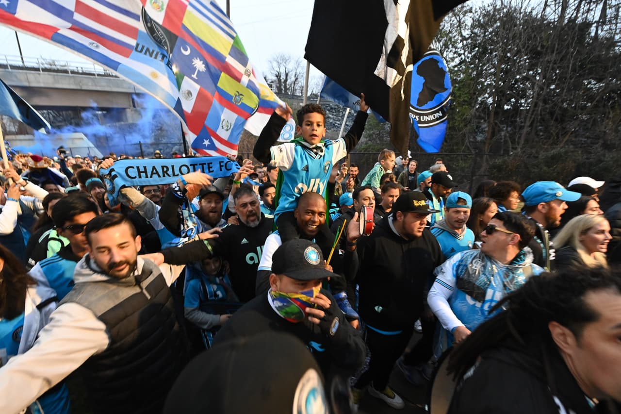 La porra de Charlotte FC, ingresando al Bank of America Stadium.
