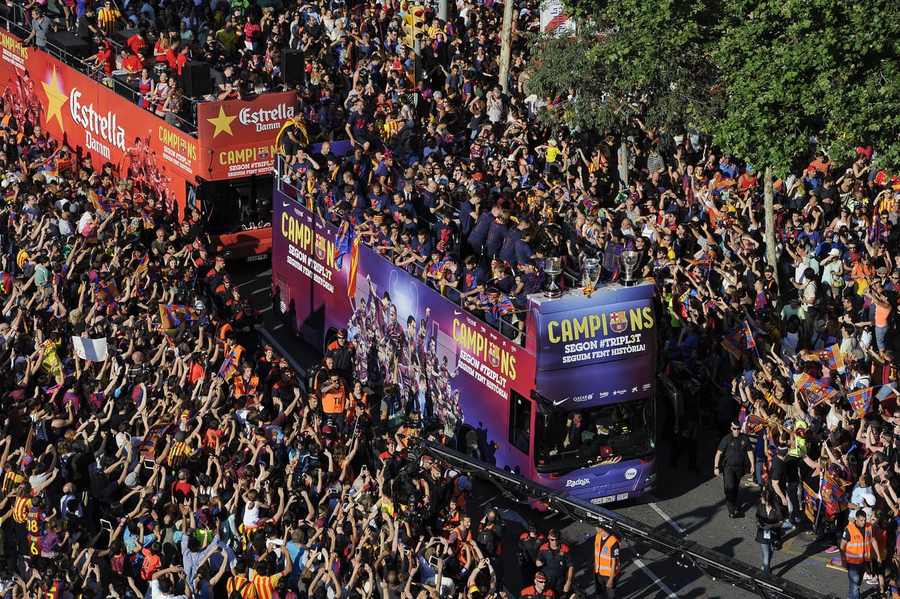 Los jugadores Blaugranas recorrieron las calles de Barcelona y después llegaron al Camp Nou para celebrar su quinta Champions League