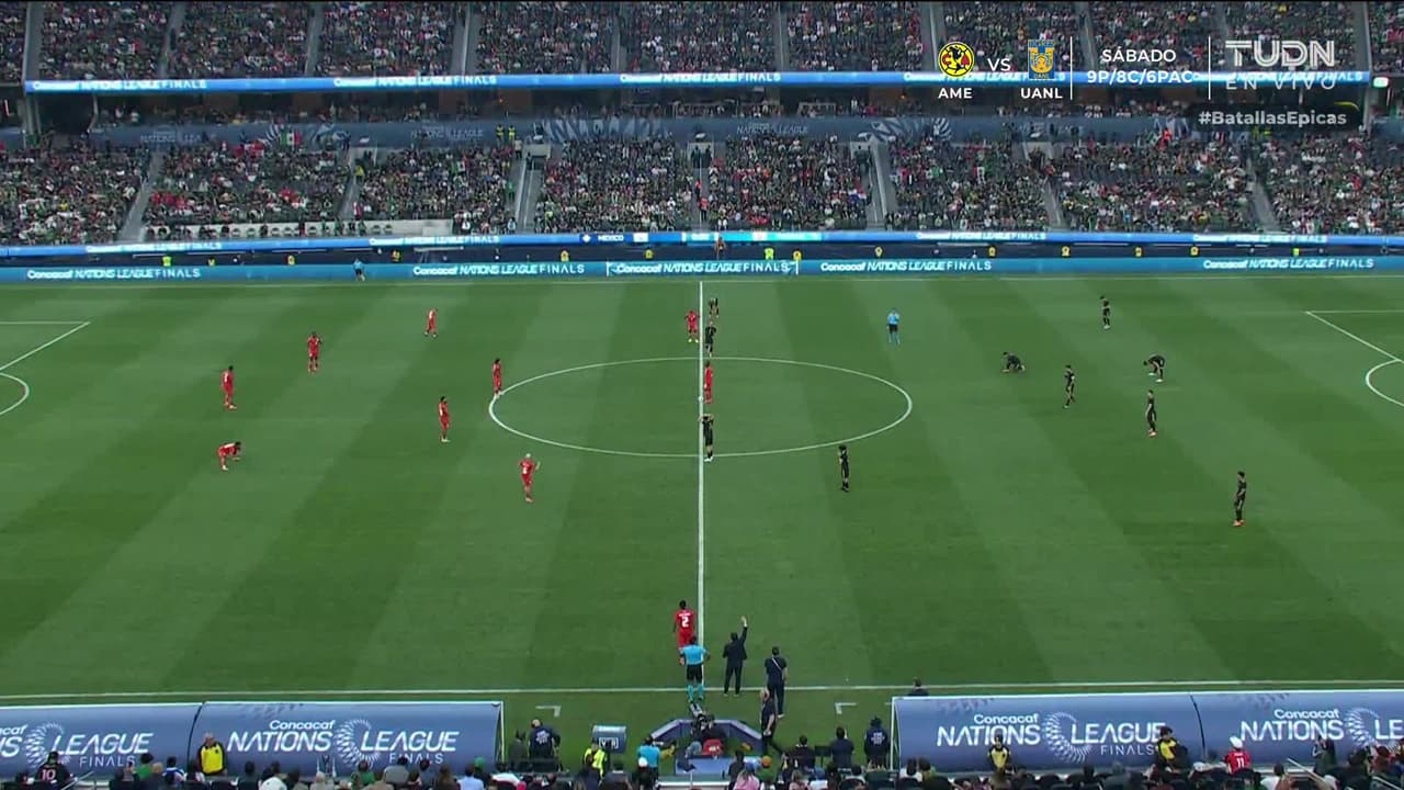 Arranca el partido y la pelota está en juego.