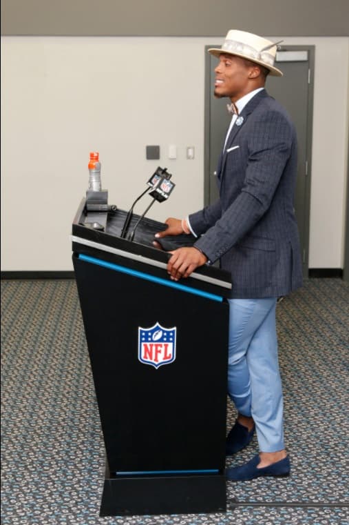 <b>Cam</b>eron Jerrell
<b>Newton</b> celebra su cumpleaños número 28 este 11 de mayo y por ello quisimos mostrar cómo ha ido cambiando su
<i>look</i> durante las seis temporadas que lleva en la NFL. El quarterback de los
<b><a href="http://www.univision.com/deportes/nfl/carolina-panthers">Carolina Panthers</a></b> ha sorprendido en casi todas sus conferencias de prensa pues no escatima al momento de presentarse en público.