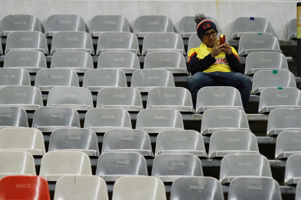 Un aficionado con una sección de gradas completamente solas, para él. Que disfrute ese momento de soledad porque en breve los asientos se van a ocupar.