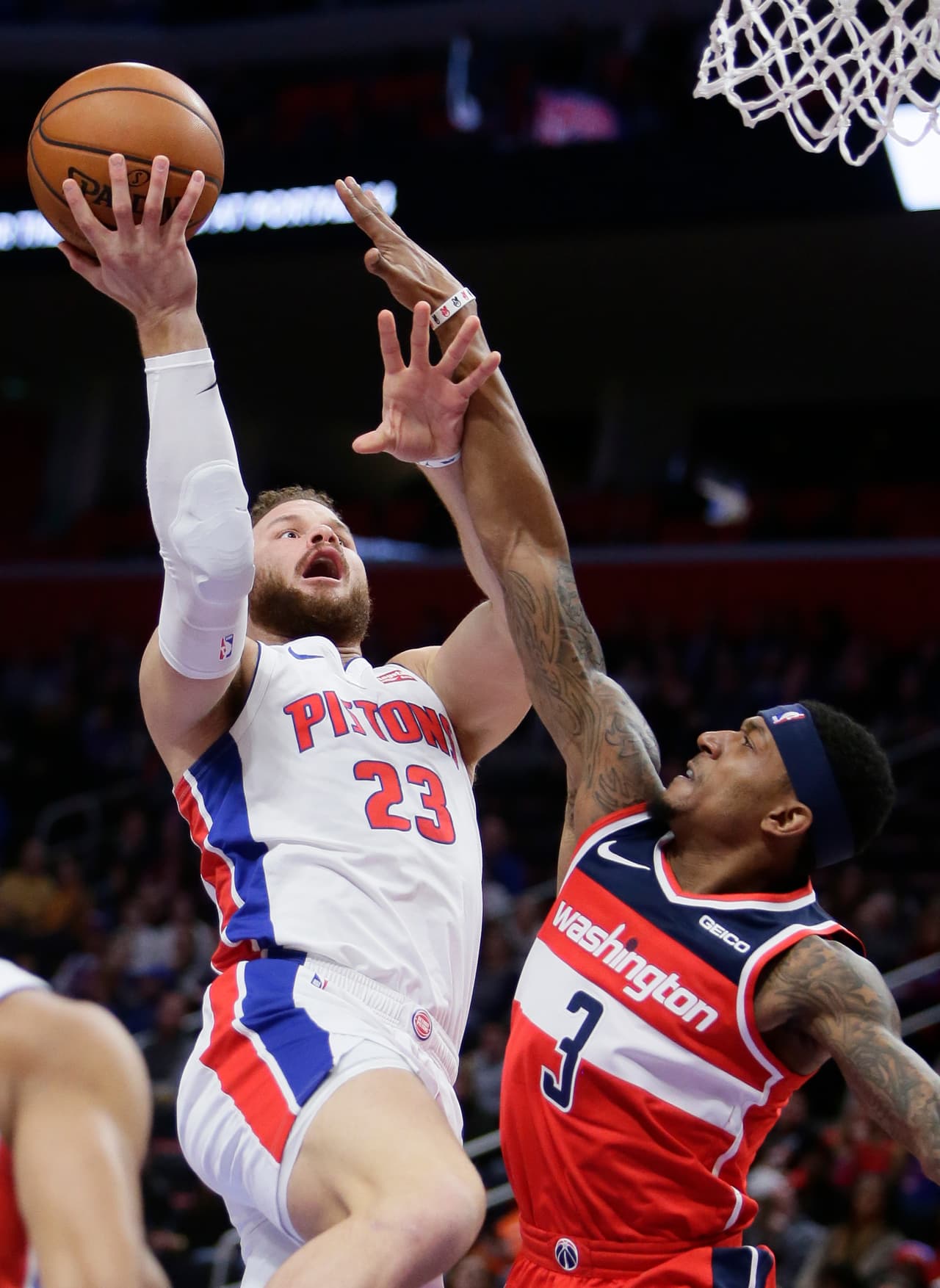 Los Detroit Pistons igualaron su marca a 16-16 con la victoria 106-95 sobre Washington Wizards, done Blake Griffin (izquierda) anotó 23 puntos con nueve rebotes y seis asistencias.