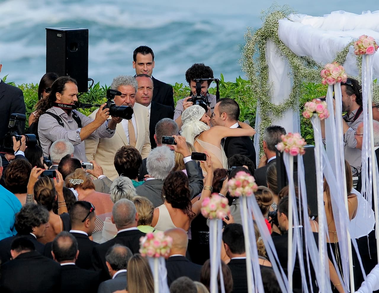 Andres Iniesta y su esposa Ana Ortiz en el matrimonio en Altafulla, cerca a Tarragona (España), el 8 de julio de 2012.