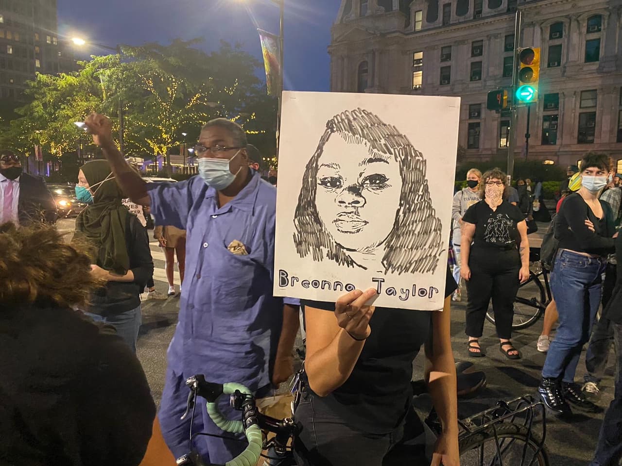 La imagen de Taylor ha sido pintada en las calles, estampada en carteles de protesta y serigrafiada en camisetas usadas por celebridades.